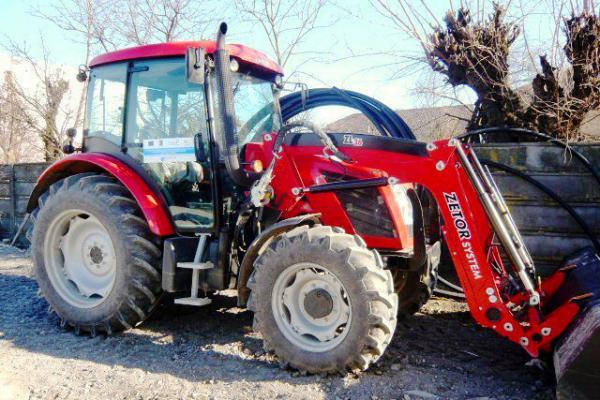 Autotractor cu încărcător frontal și retroexcavator